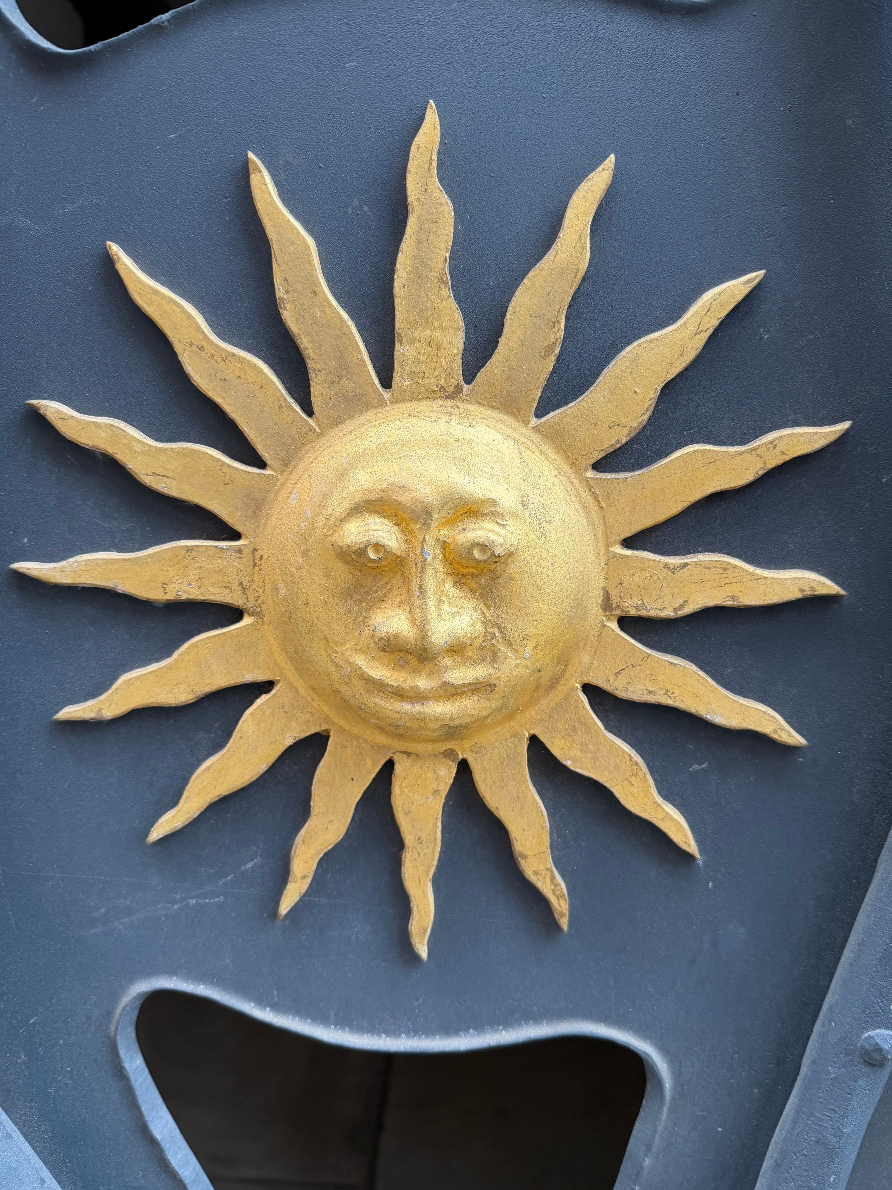 Gold Banbury sun emblem